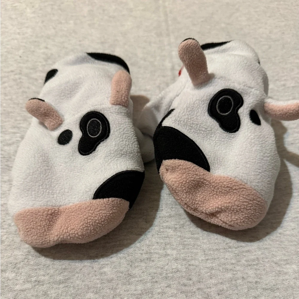 Chick-fil-A “Stories of Evergreen Hills” Cow Mittens- Kids Size Medium 🐄 RARE‎
